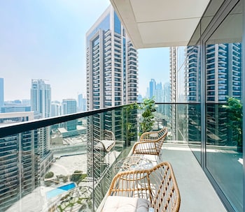 luxurious 2b with breathtaking views downtown