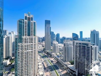 luxurious 2b with breathtaking views downtown