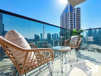 luxurious 2b with breathtaking views downtown