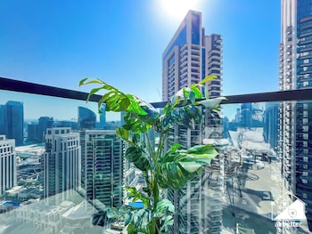 luxurious 2b with breathtaking views downtown