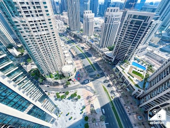 luxurious 2b with breathtaking views downtown