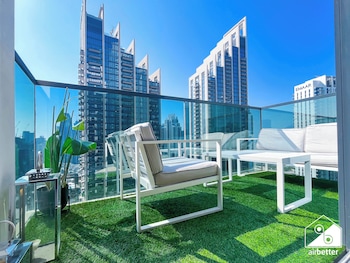 luxurious 2b with breathtaking views downtown