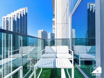 luxurious 2b with breathtaking views downtown