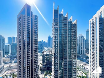 luxurious 2b with breathtaking views downtown