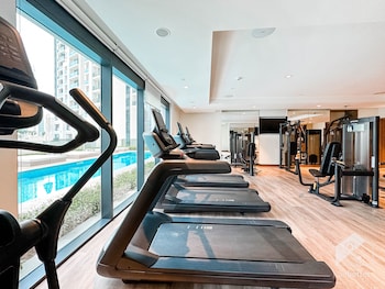 luxurious 2b with breathtaking views downtown