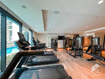 luxurious 2b with breathtaking views downtown