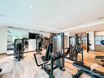 luxurious 2b with breathtaking views downtown