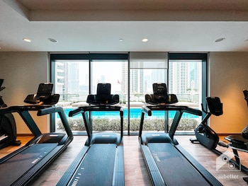 luxurious 2b with breathtaking views downtown