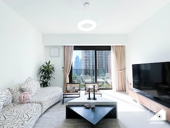 luxurious 2b with breathtaking views downtown