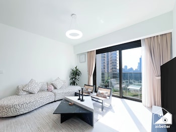 luxurious 2b with breathtaking views downtown