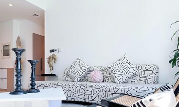 luxurious 2b with breathtaking views downtown