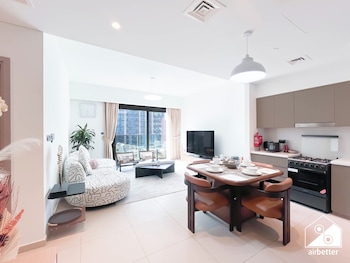 luxurious 2b with breathtaking views downtown