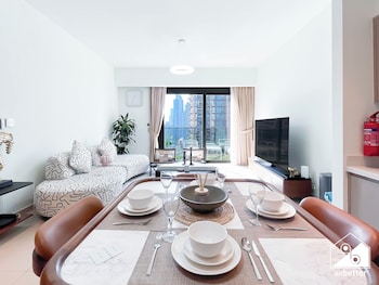 luxurious 2b with breathtaking views downtown