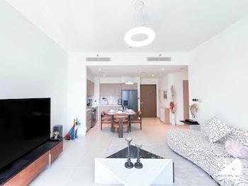 luxurious 2b with breathtaking views downtown