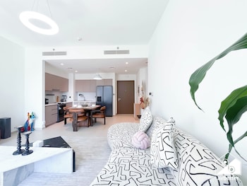 luxurious 2b with breathtaking views downtown