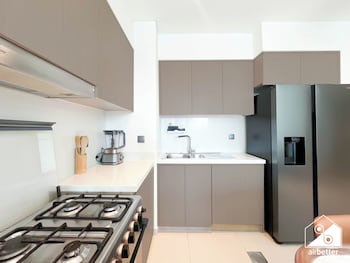 Luxurious 2B With Breathtaking Views Downtown,,3 star