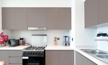 luxurious 2b with breathtaking views downtown