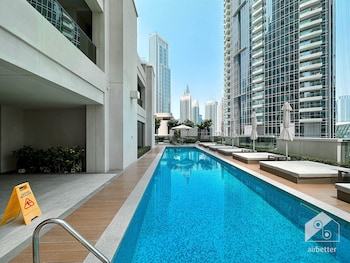 luxurious 2b with breathtaking views downtown