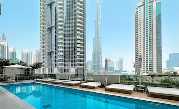 luxurious 2b with breathtaking views downtown