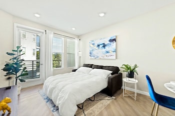 Designer Apt With Jacuzzi Sky Lounge Gym Access,375 Harbour Cove Drive Apt 340 Sparks,2 star