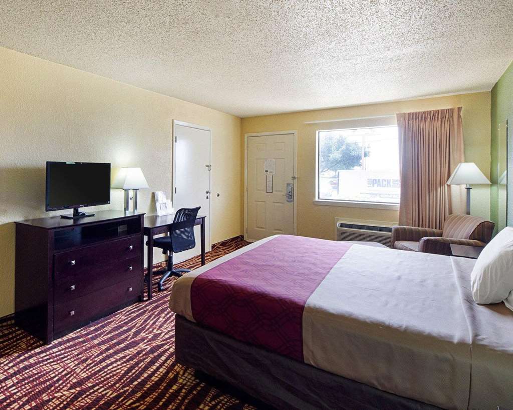 econo lodge inn and suites downtown northeast