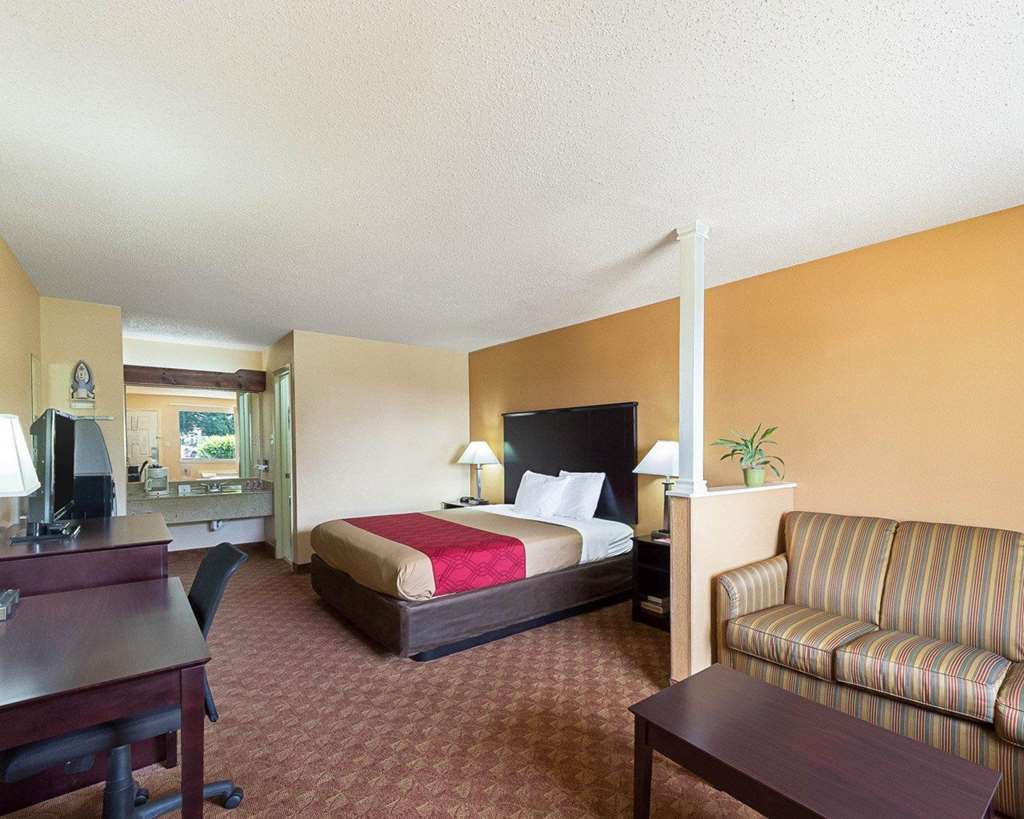 econo lodge inn and suites downtown northeast