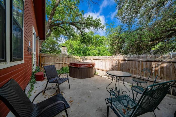 suite elliana w hot tub and outdoor fireplace