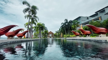 seaview condo in 5 star resort mg1