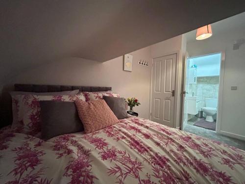 Immaculate 1-Bed House In Newtown, Disley,,2 star