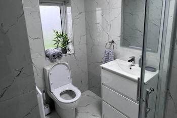 Luxury 2-Bed Apartment Lindley Huddersfield,,3 star