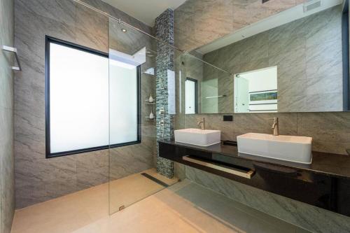 luxury 6 bed private pool villa llw