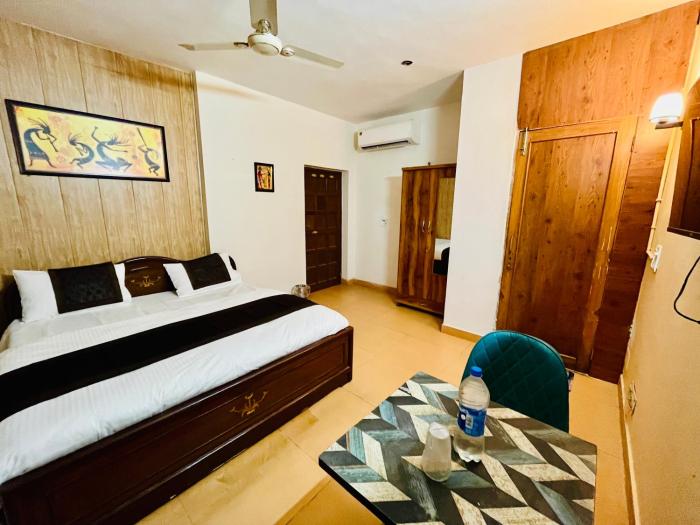 kings court panchsheel park