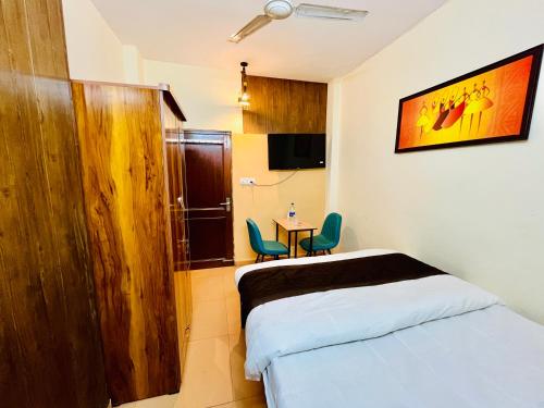 Kings Court Panchsheel Park,,3 star