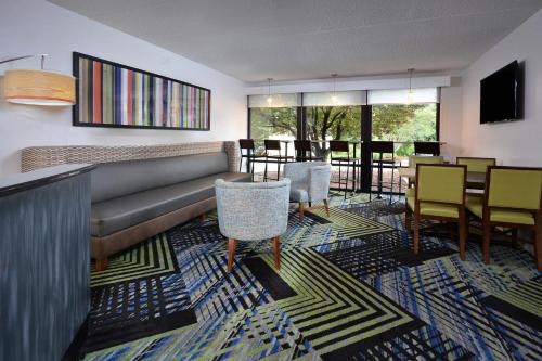 holiday inn express lynchburg by ihg