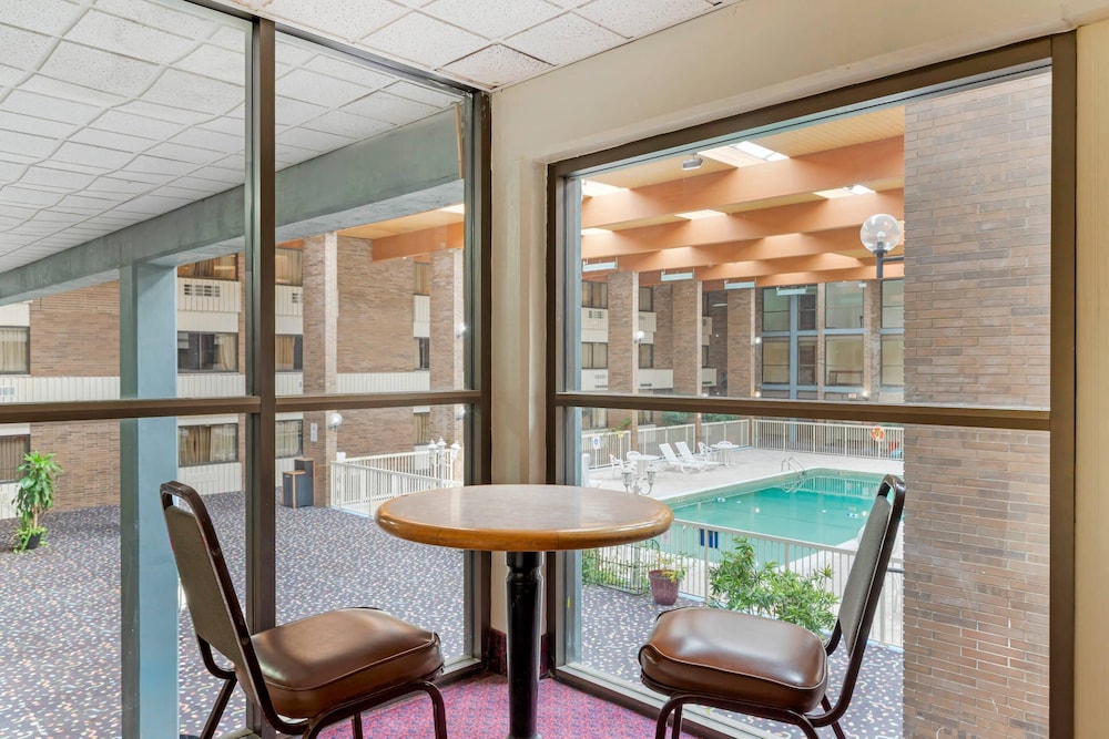mainstay suites lansing west