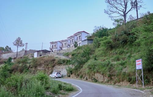 tathastu resort tehri