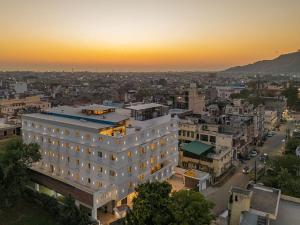 the hosteller bam jaipur hawa mahal
