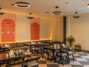 the hosteller bam jaipur hawa mahal