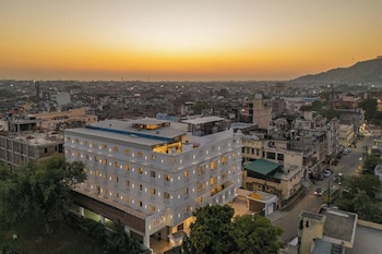 the hosteller bam jaipur hawa mahal