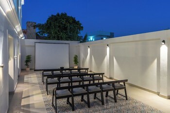 the hosteller bam jaipur hawa mahal