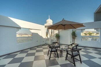 the hosteller bam jaipur hawa mahal