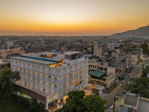 the hosteller bam jaipur hawa mahal