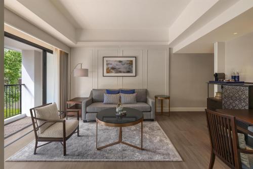 kahavadi chiang rai curio collection by hilton