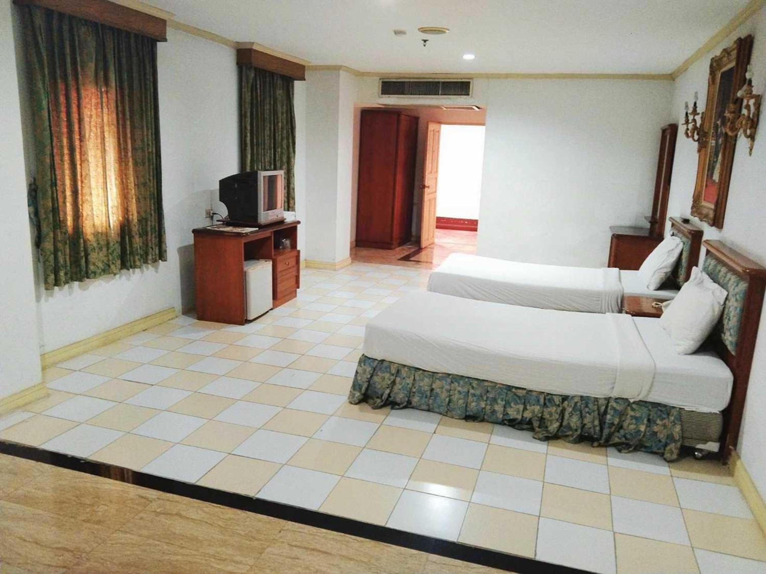oyo 75466 13 coins bang yai hotel