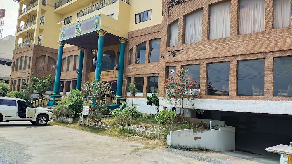 oyo 75466 13 coins bang yai hotel