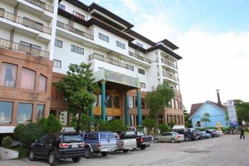 oyo 75466 13 coins bang yai hotel