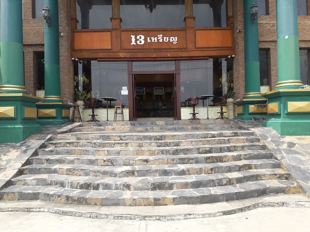 oyo 75466 13 coins bang yai hotel