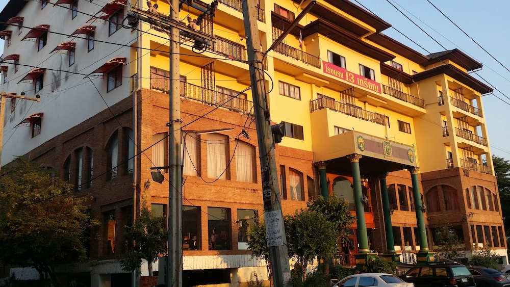 oyo 75466 13 coins bang yai hotel