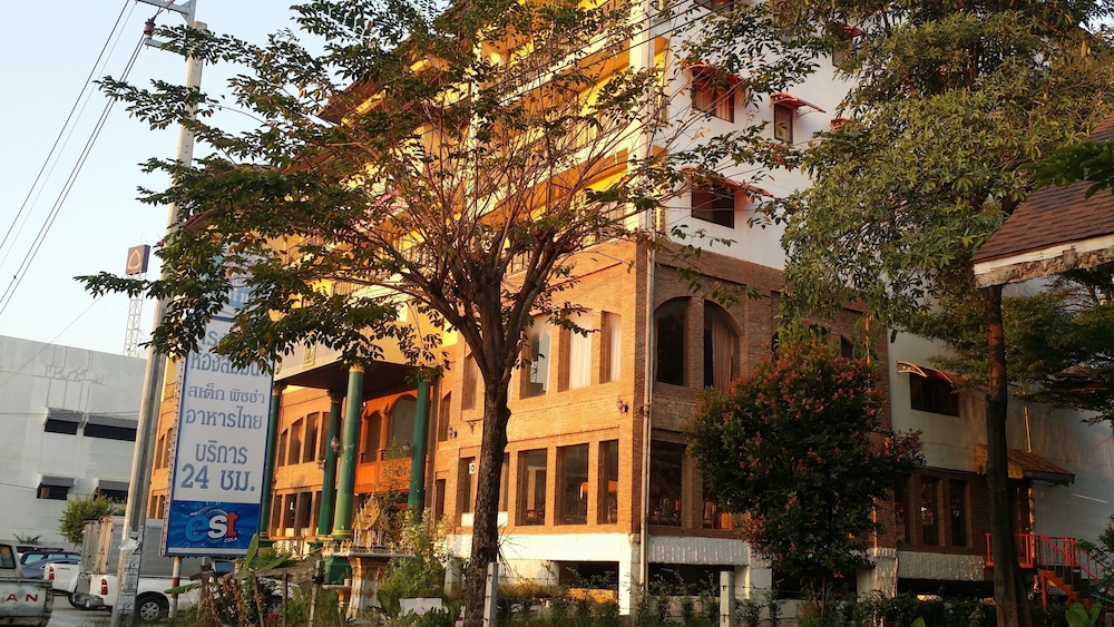 oyo 75466 13 coins bang yai hotel