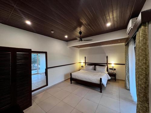 mastiff grand la villae resort